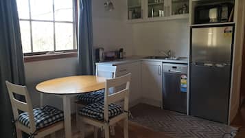Réfrigérateur, micro-ondes, plaque de cuisson, lave-vaisselle