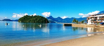 FEET IN THE SAND! 40 m from the BEACH and with a beautiful view. Excellent apartment!!