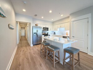 Køleskab, mikrobølgeovn, ovn, kogeplade