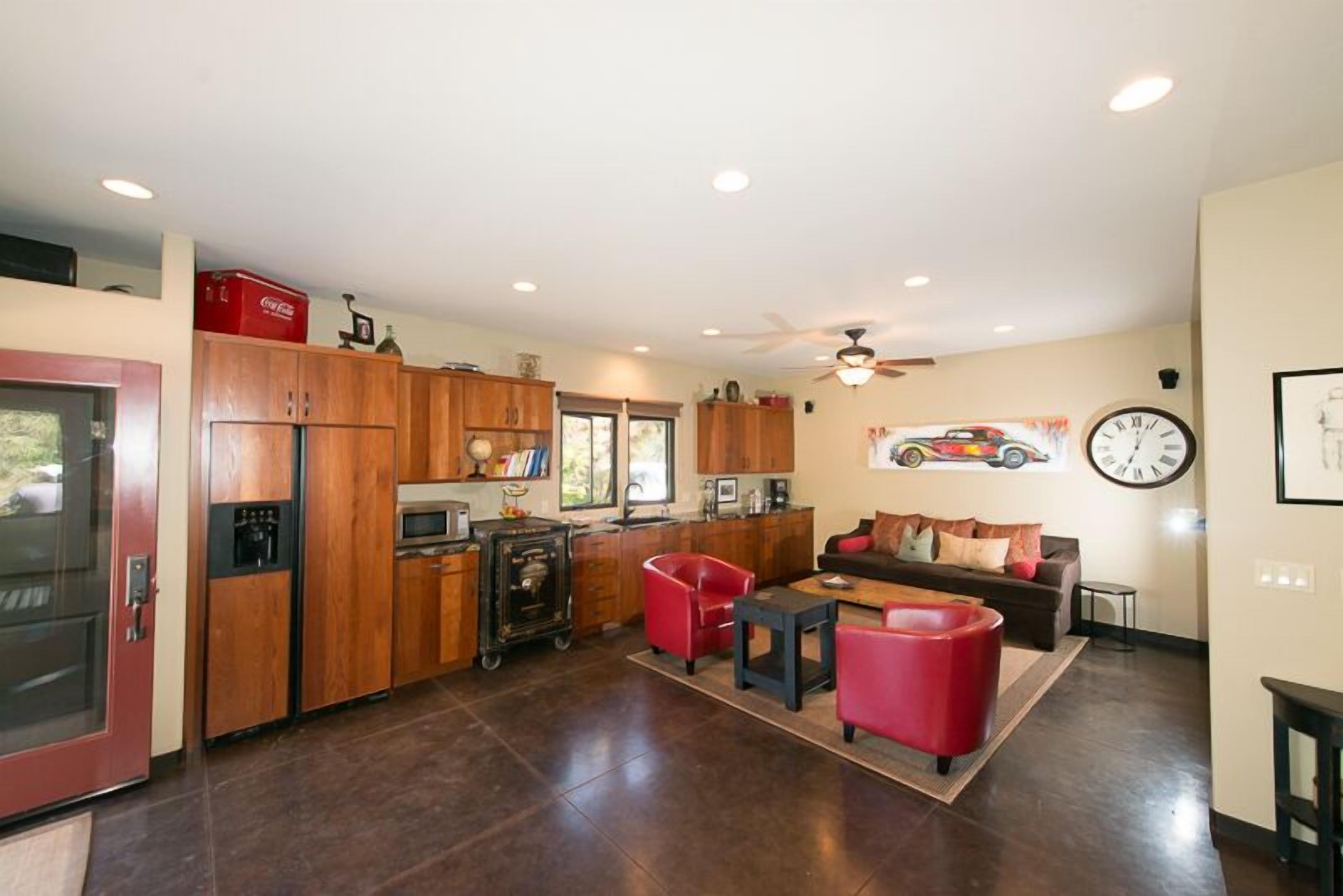 Newest Suite w/River Access, 7 Minutes to Sequoia Park 