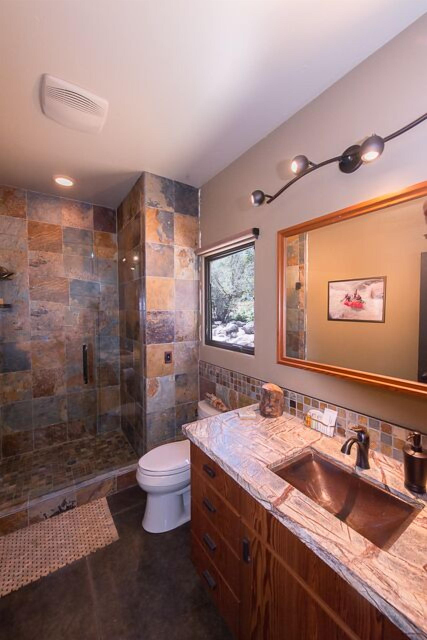 Newest Suite w/River Access, 7 Minutes to Sequoia Park 