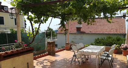 Apartment up to 5 persons, 5 minutes from the beach and Old Town ,with parking