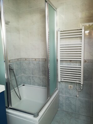 Dusche, Haartrockner, Handtücher, Seife