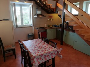 Kühlschrank, Mikrowelle, Ofen, Herdplatte