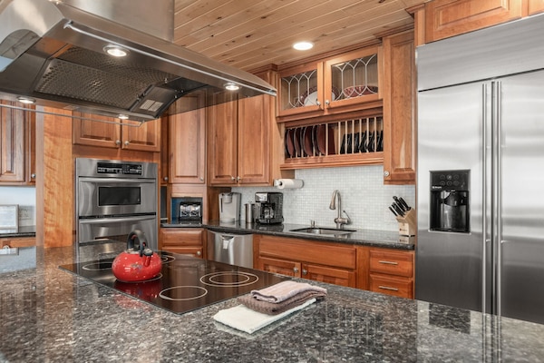 Beautifully renovated and fully equipped kitchen