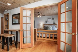 1 bedroom, free WiFi, bed sheets - Ski In Ski Out, Steam Shower in Unit, Outdoor Hot Tub, Walk to Shops (Steamboat Springs)