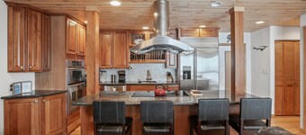 Walk to Shops, Steam Shower in Unit, Outdoor Hot Tub, Ski In/Out