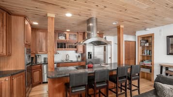 Geladeira, micro-ondas, fogão, cooktop