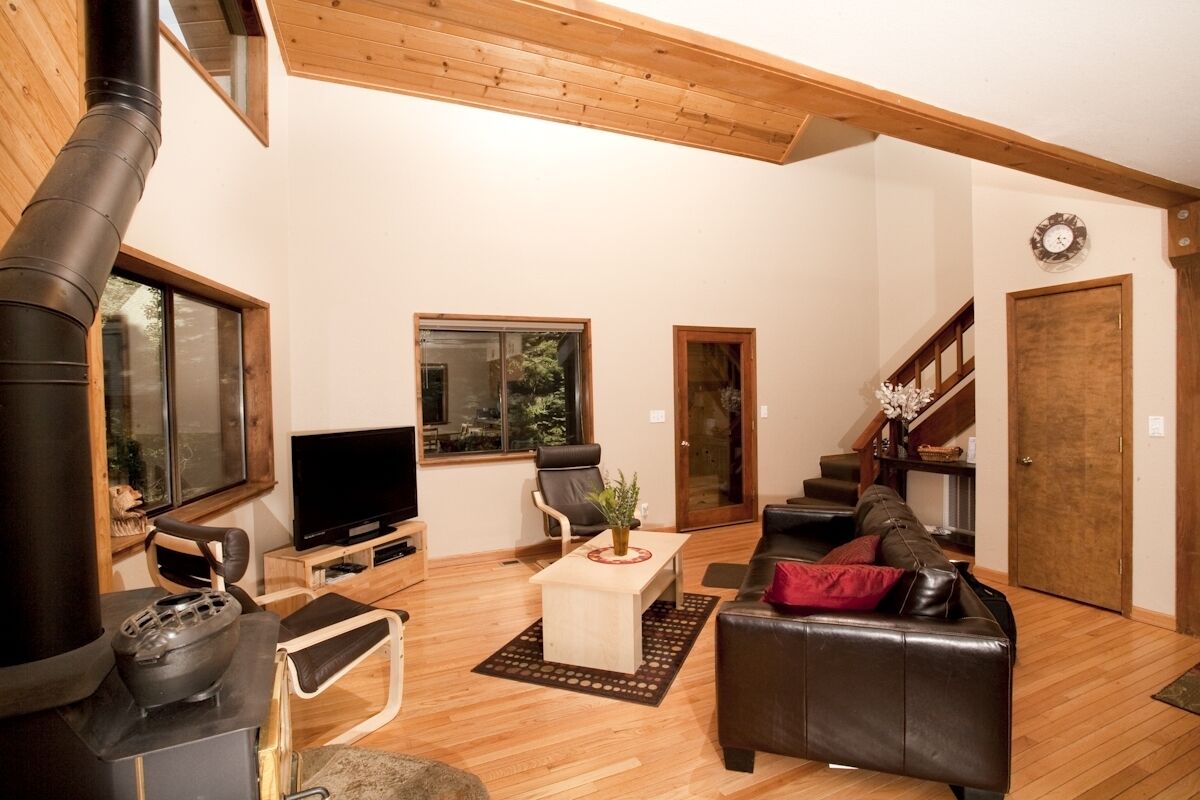 Peaceful Pines--Spotless, Allergy-Friendly, Private Hot Tub, WiFi