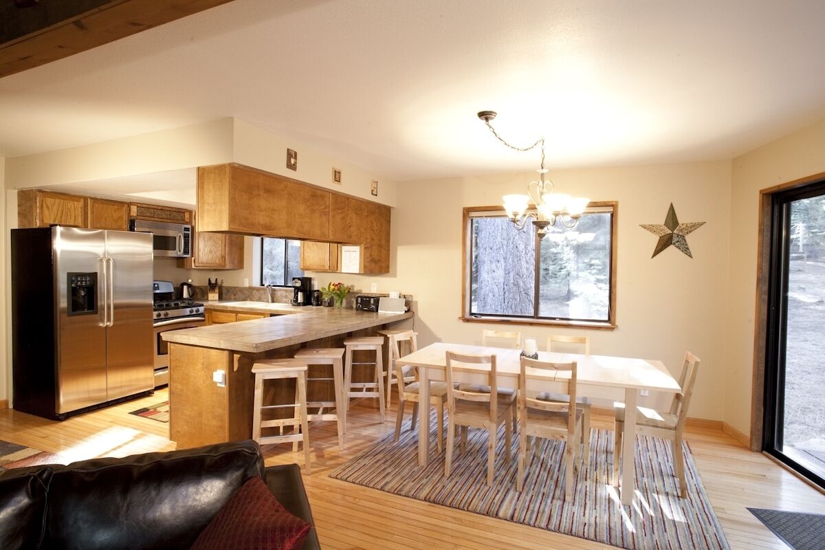 Peaceful Pines--Spotless, Allergy-Friendly, Private Hot Tub, WiFi