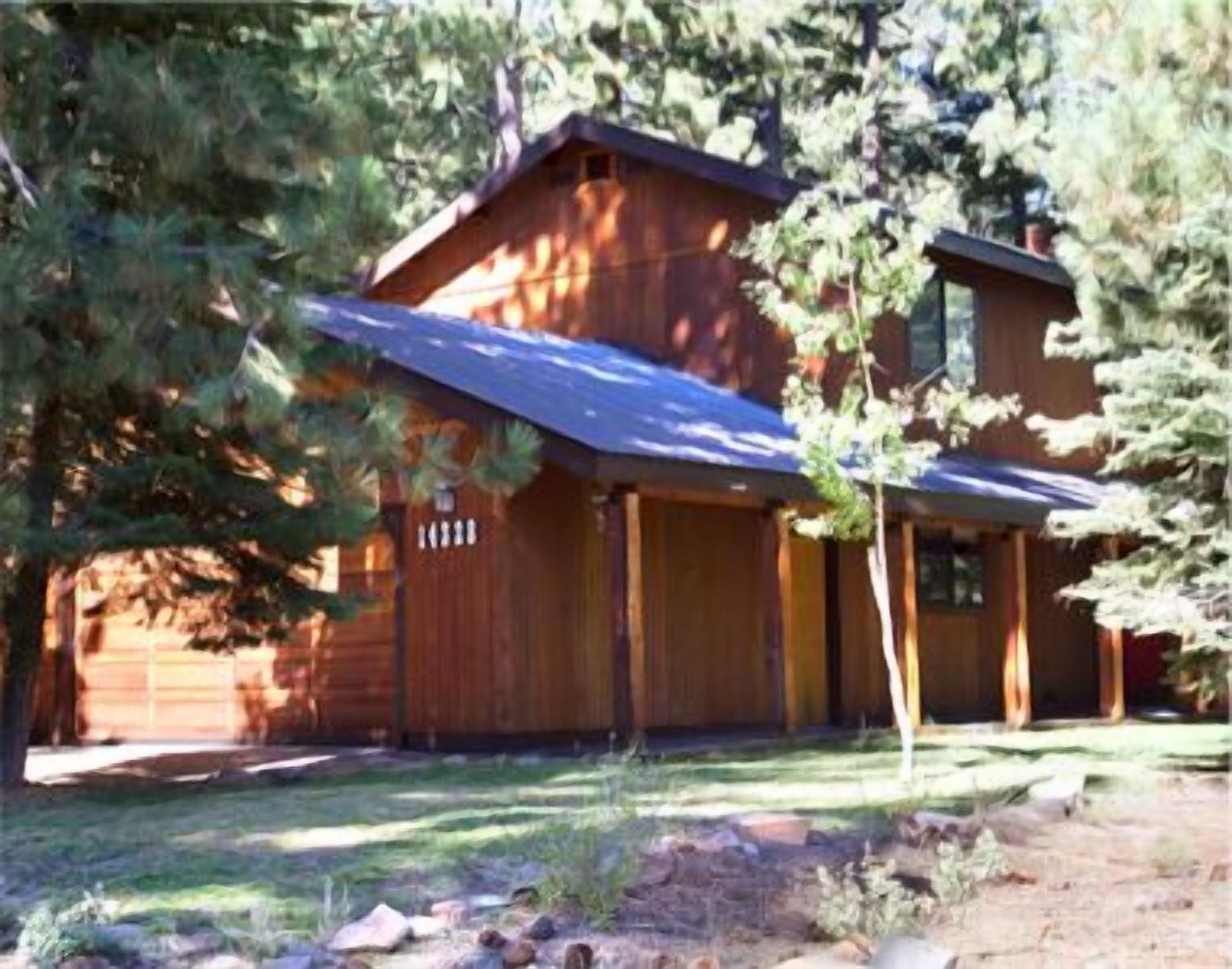 Peaceful Pines--Spotless, Allergy-Friendly, Private Hot Tub, WiFi