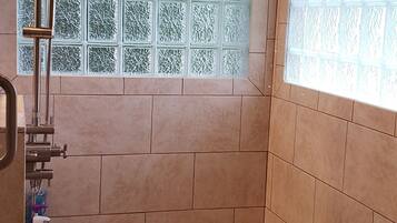 Secadora de cabello, toallas, jabón, shampoo