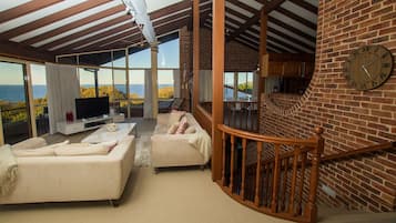 Télévision, lecteur de DVD, table de tennis de table