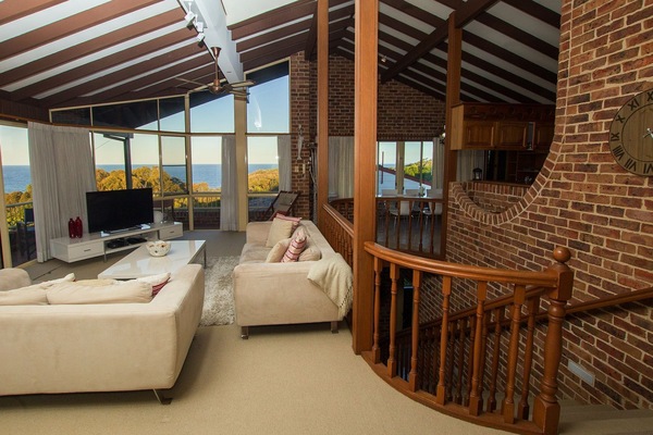 Fernseher, DVD-Player, Tischtennisplatte