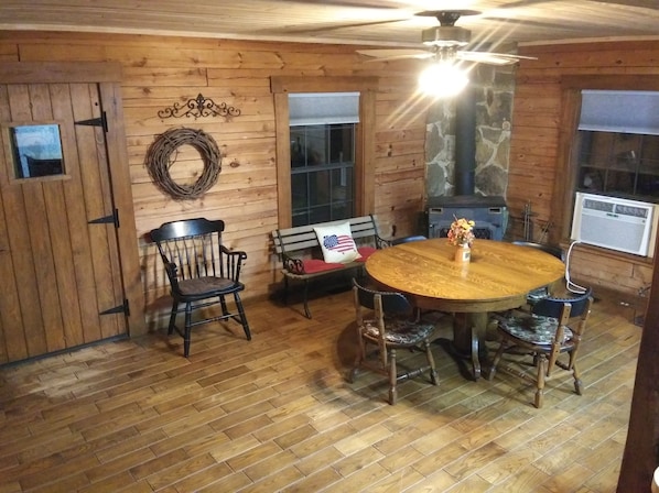 Dining - Wilson Ranch Log Cabin getaway retreat (Heber Springs)