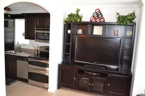 Réfrigérateur, four à micro-ondes, un four, surface de cuisson