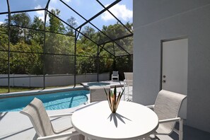 Ulkouima-allas, aurinkotuoleja