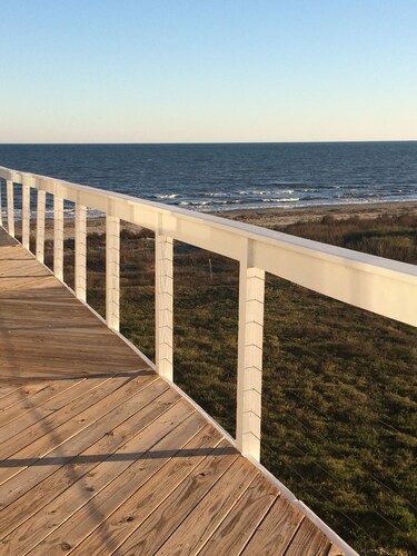 Spacious Beach House • Gulf/Sunset Views • Elevator • Sleeps 20 • Steps to Sand