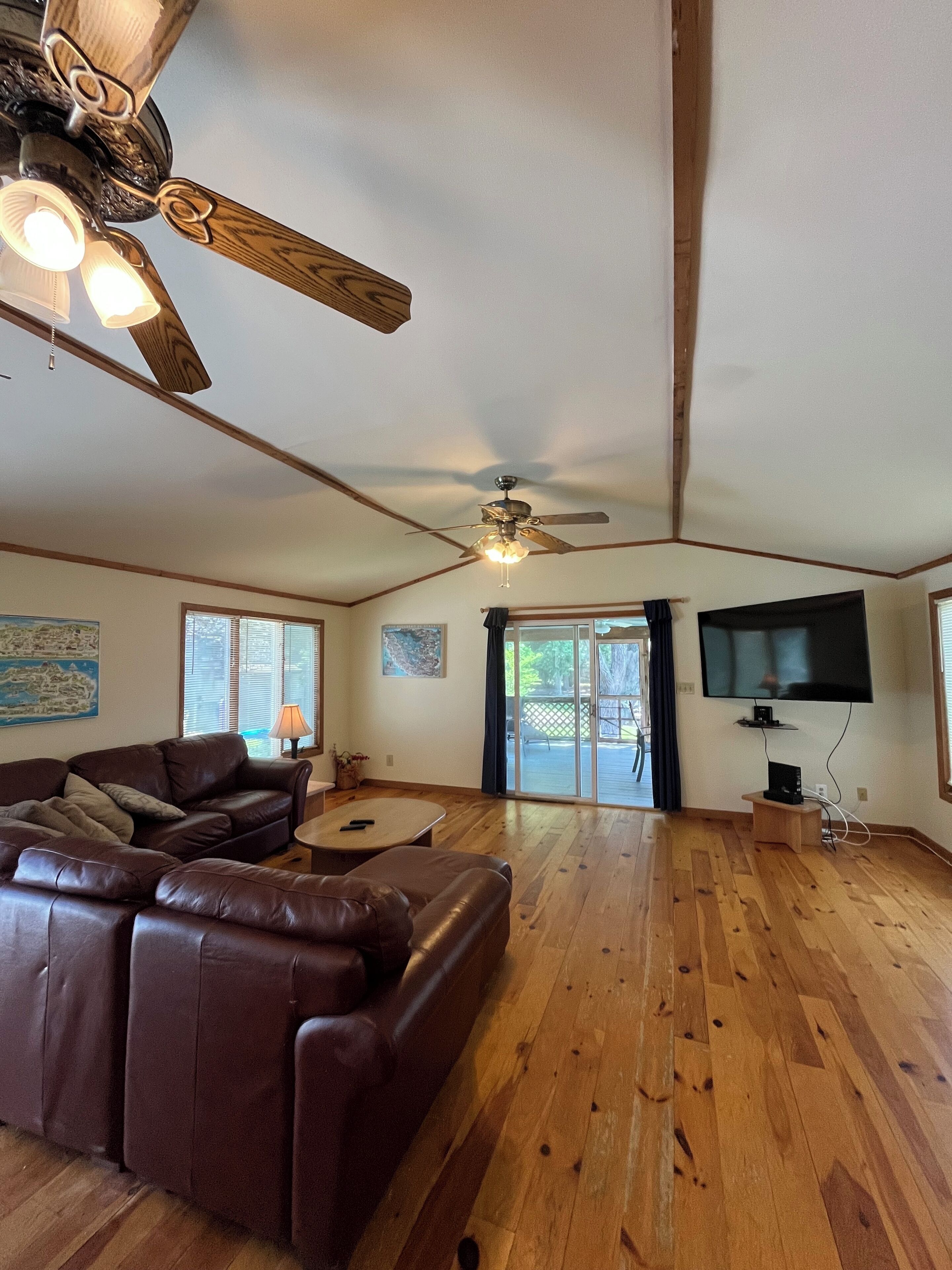 Télévision, lecteur de DVD, livres