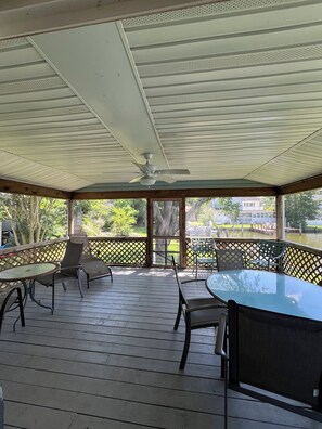 تن اول الطعام بالخارج