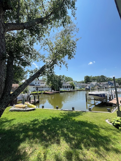 Spacious Home, With Dock, Sleeps 9, Access To Beach Club & Pool