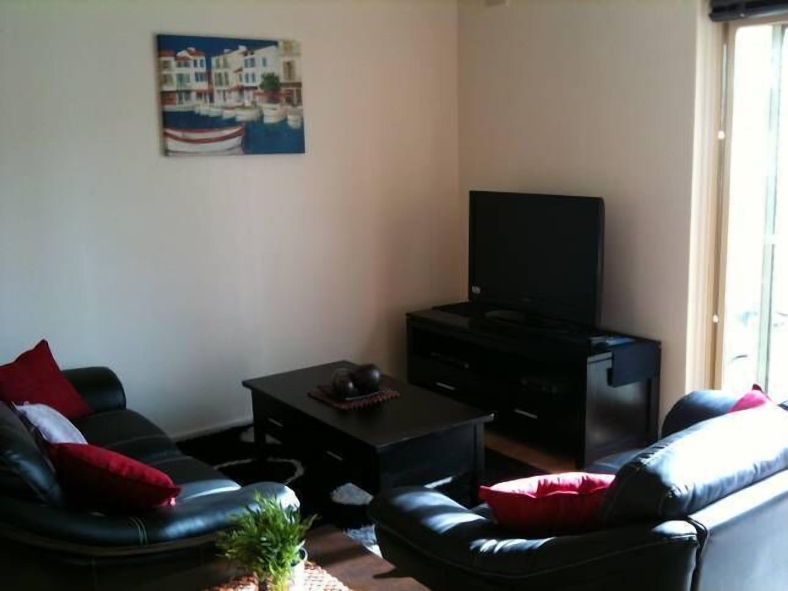 Semaphore Beach Front Apartment.Water Views. — image 9