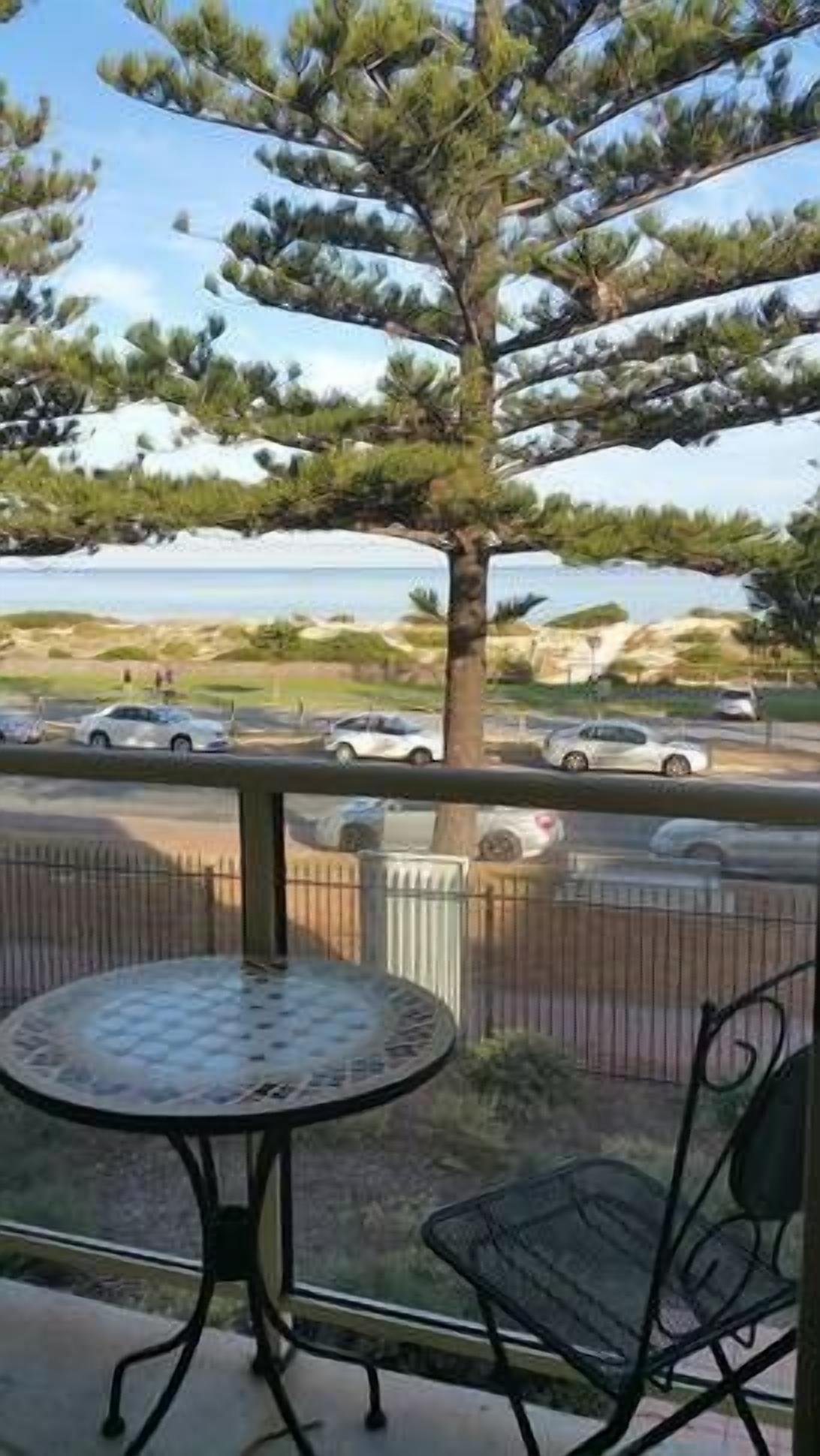 Semaphore Beach Front Apartment.Water Views. — image 14