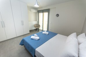 3 bedrooms, iron/ironing board, travel cot, WiFi - Spacious Fully Equipped Central Apt walking distance to all sites #1  (Iraklio Crete)