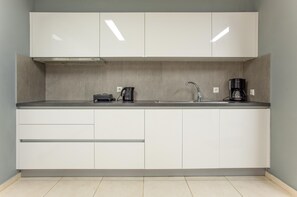 Fridge, microwave, oven, stovetop - Prime 3BR/2BA Apt Heart of Heraklion-Fiber WIFI–Steps to Lions Sq Walk to Port 1 (Iraklio Crete)