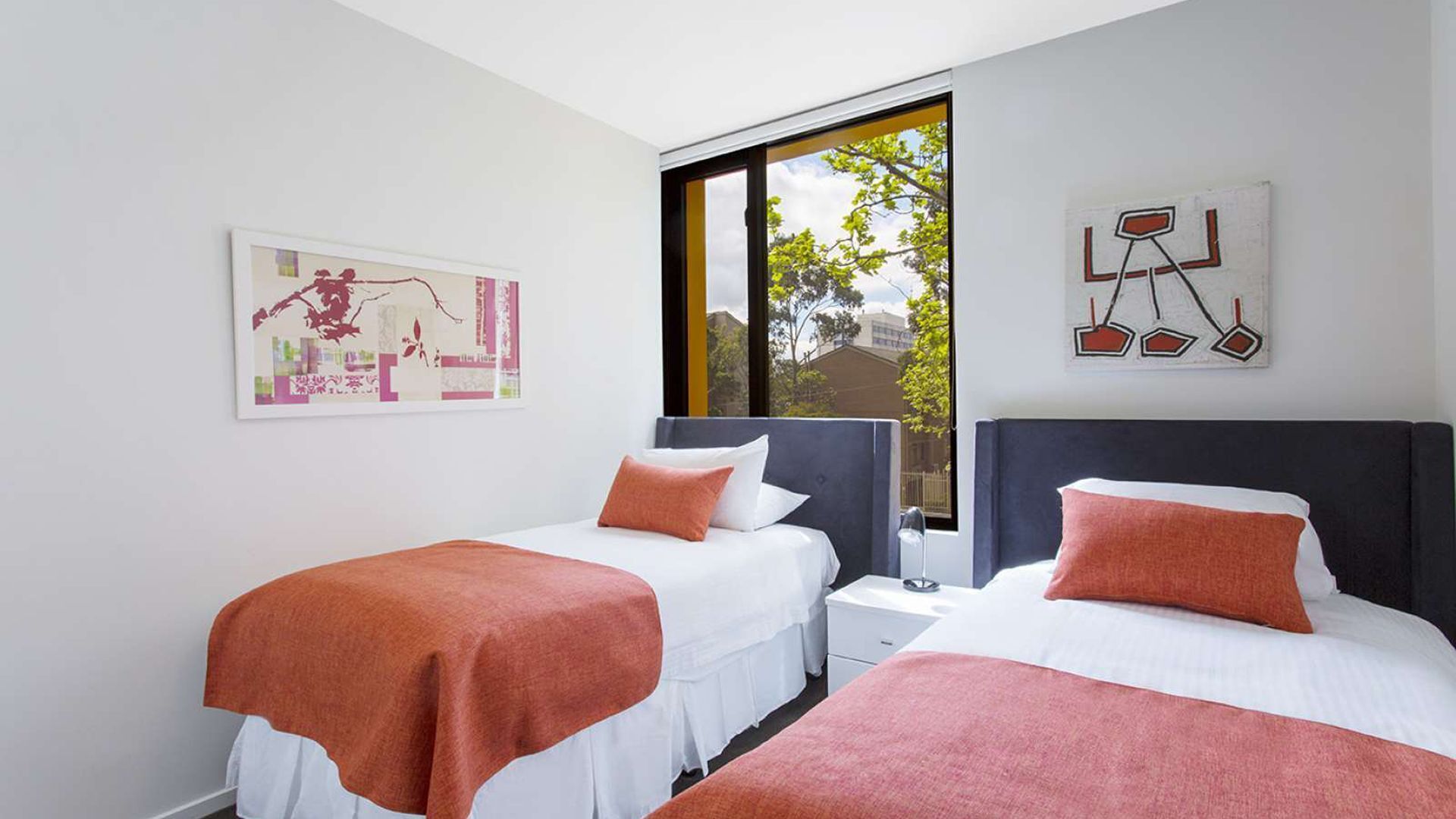 Cosmo Stays- Peaceful 2BR Designer Apartment. Fabulous Location. Free Parking. — image 9