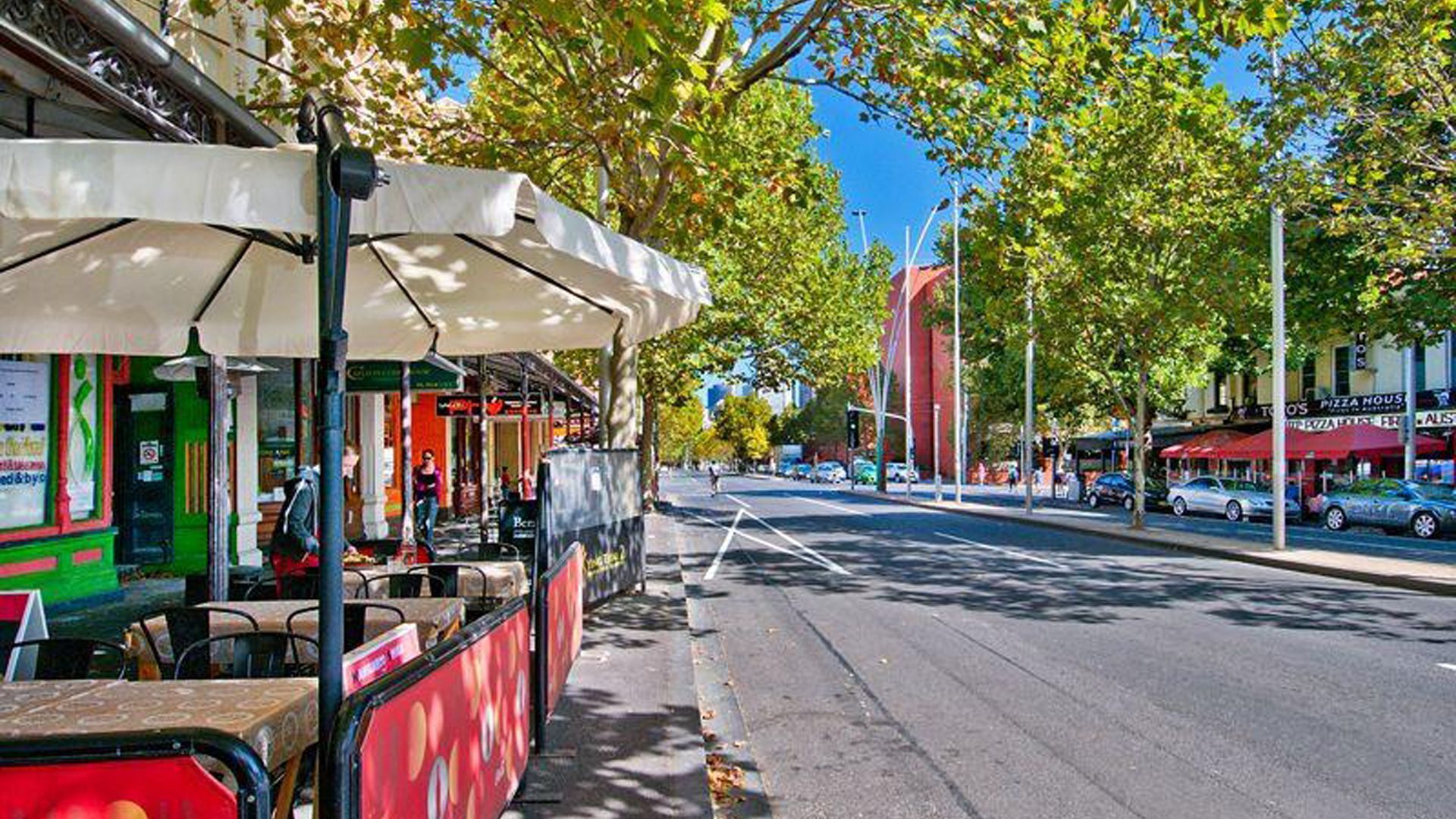 Cosmo Stays- Peaceful 2BR Designer Apartment. Fabulous Location. Free Parking. — image 2