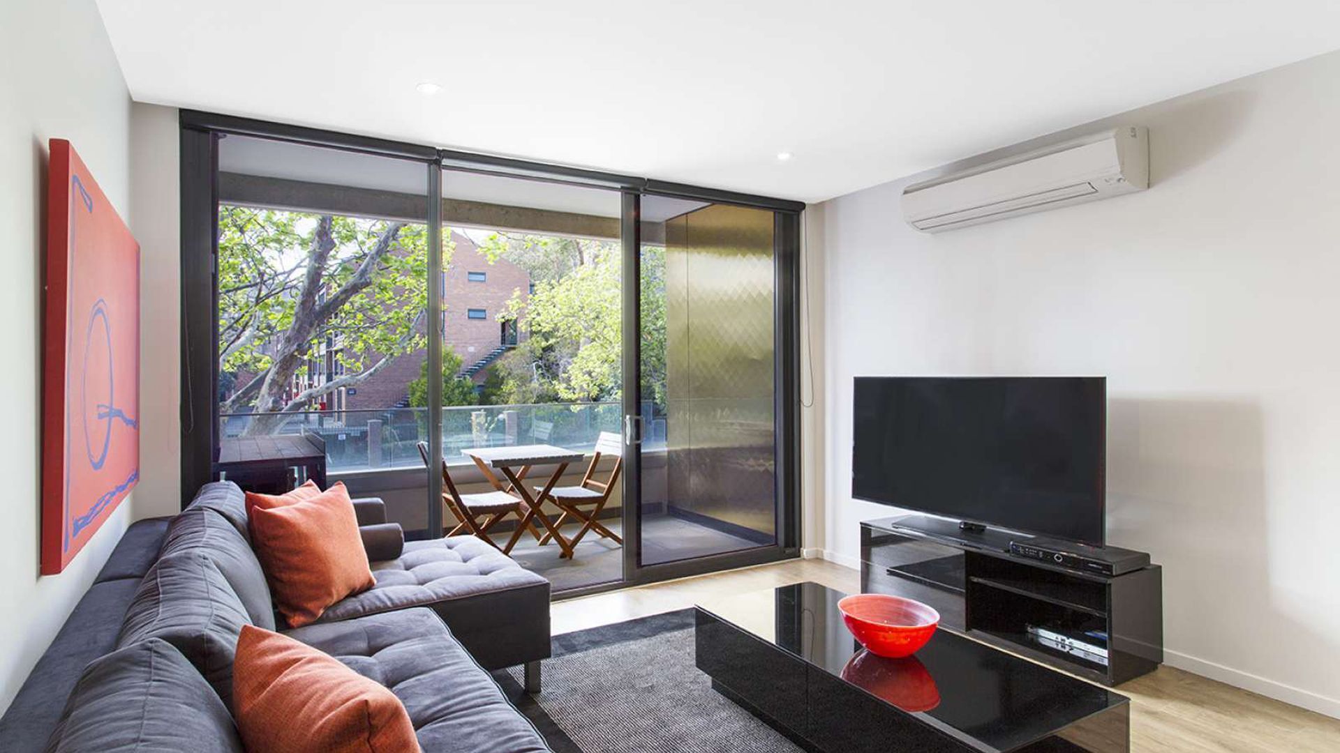 Cosmo Stays- Peaceful 2BR Designer Apartment. Fabulous Location. Free Parking. — image 5