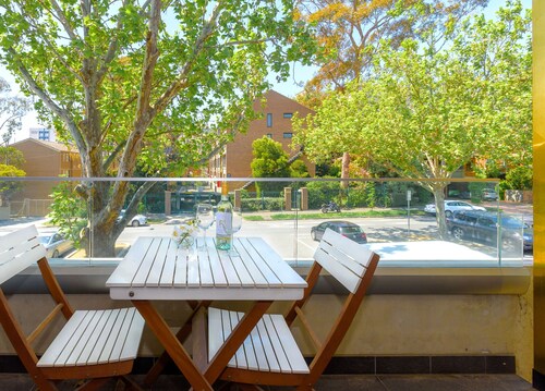 Cosmo Stays- Peaceful 2BR Designer Apartment. Fabulous Location. Free Parking.