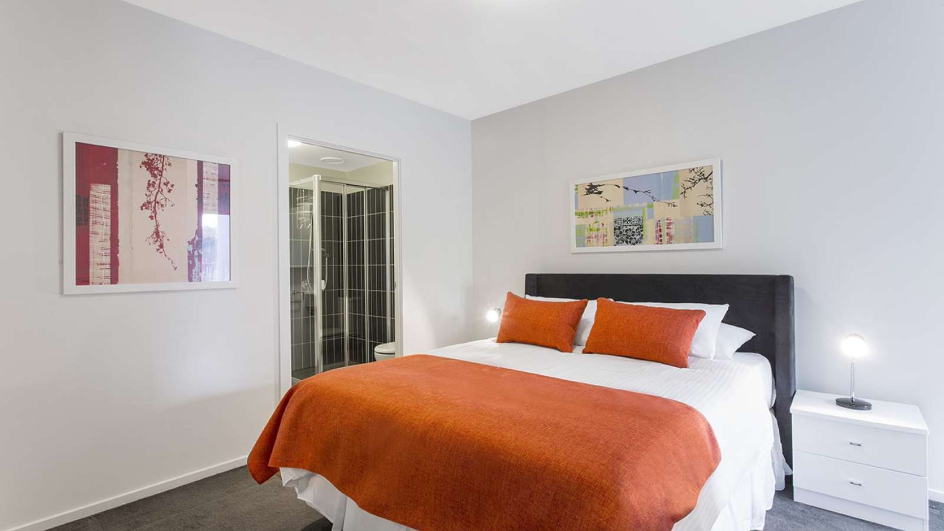 Cosmo Stays- Peaceful 2BR Designer Apartment. Fabulous Location. Free Parking. — image 8