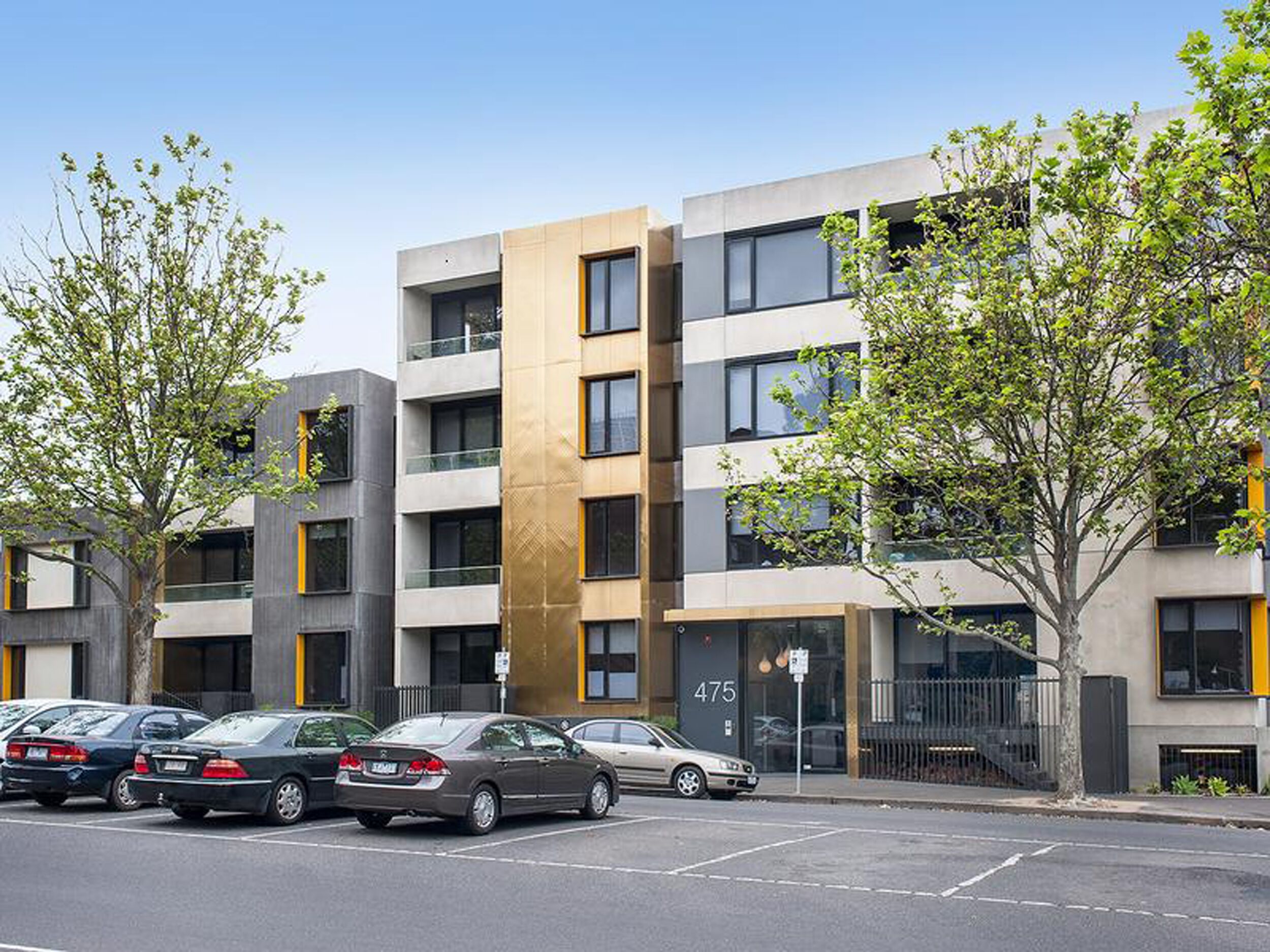 Cosmo Stays- Peaceful 2BR Designer Apartment. Fabulous Location. Free Parking. — image 14
