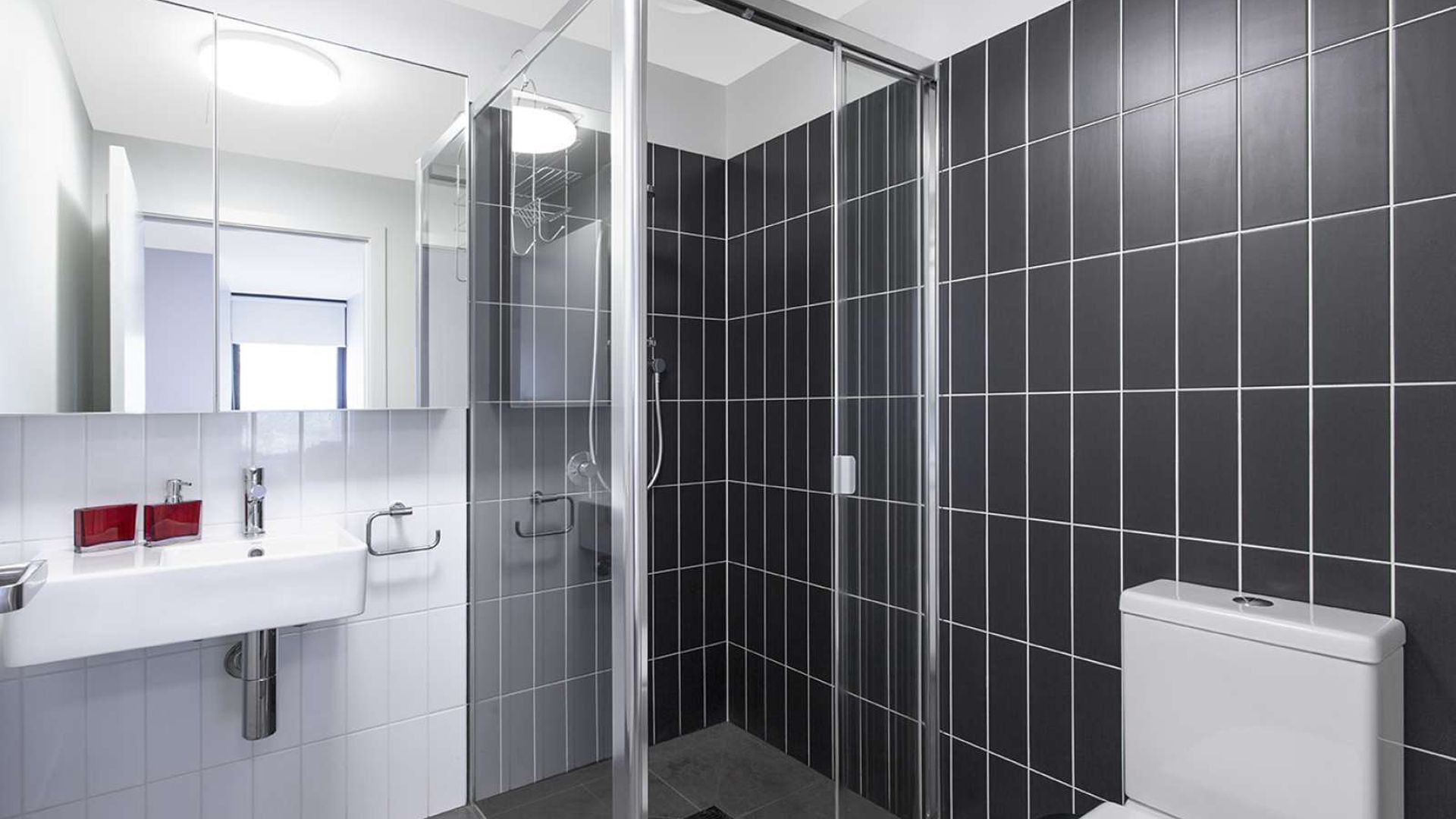 Cosmo Stays- Peaceful 2BR Designer Apartment. Fabulous Location. Free Parking. — image 10