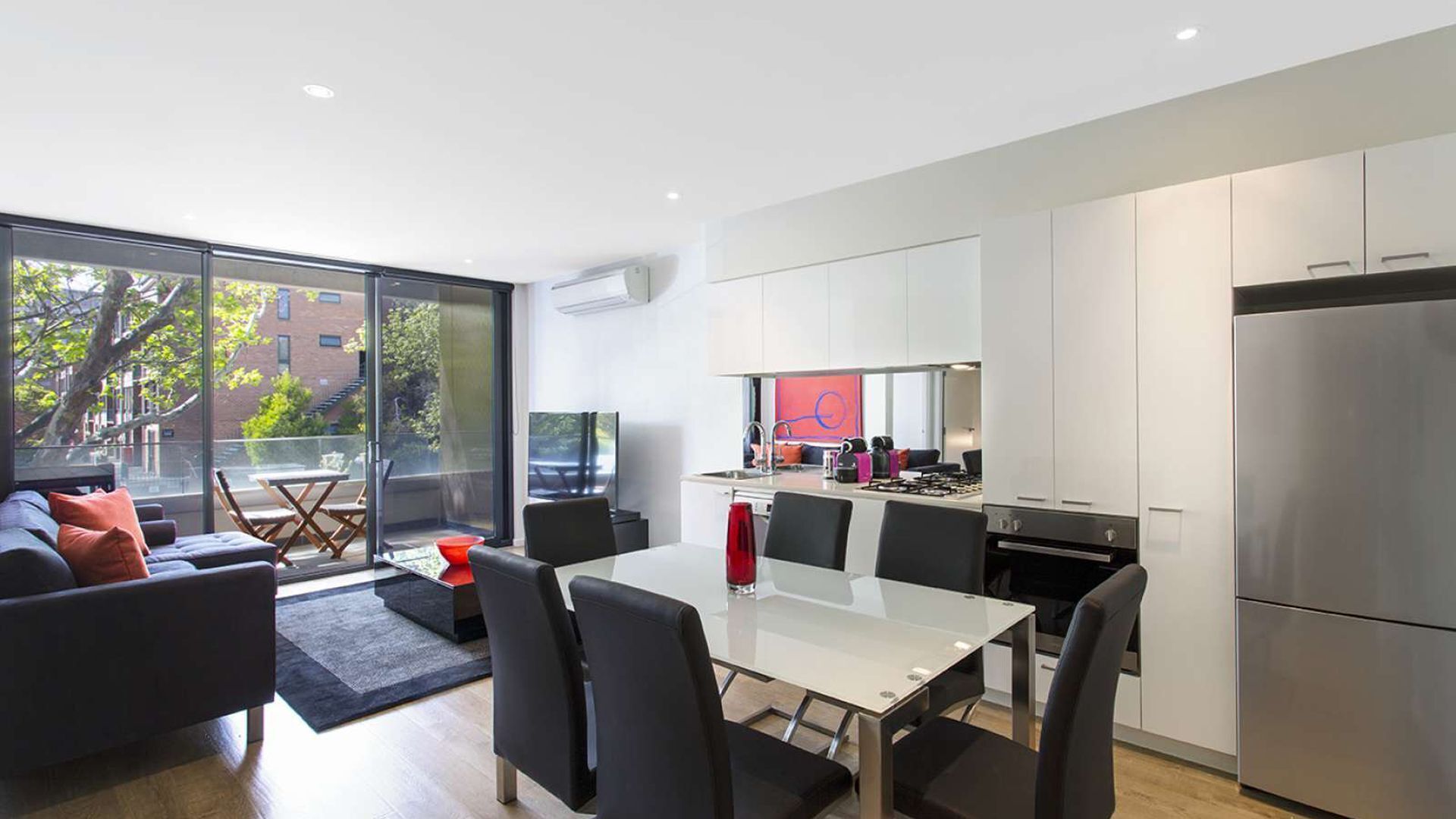 Cosmo Stays- Peaceful 2BR Designer Apartment. Fabulous Location. Free Parking. — image 6