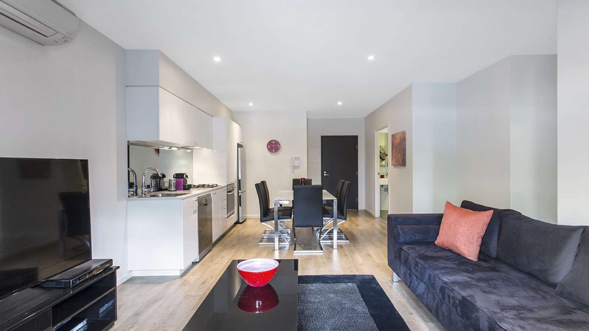 Cosmo Stays- Peaceful 2BR Designer Apartment. Fabulous Location. Free Parking. — image 7