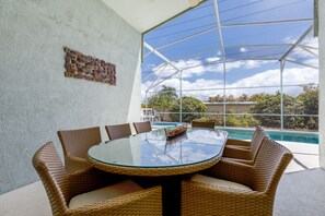 Outdoor dining - Beautiful villa in popular Indian Creek (Kissimmee)