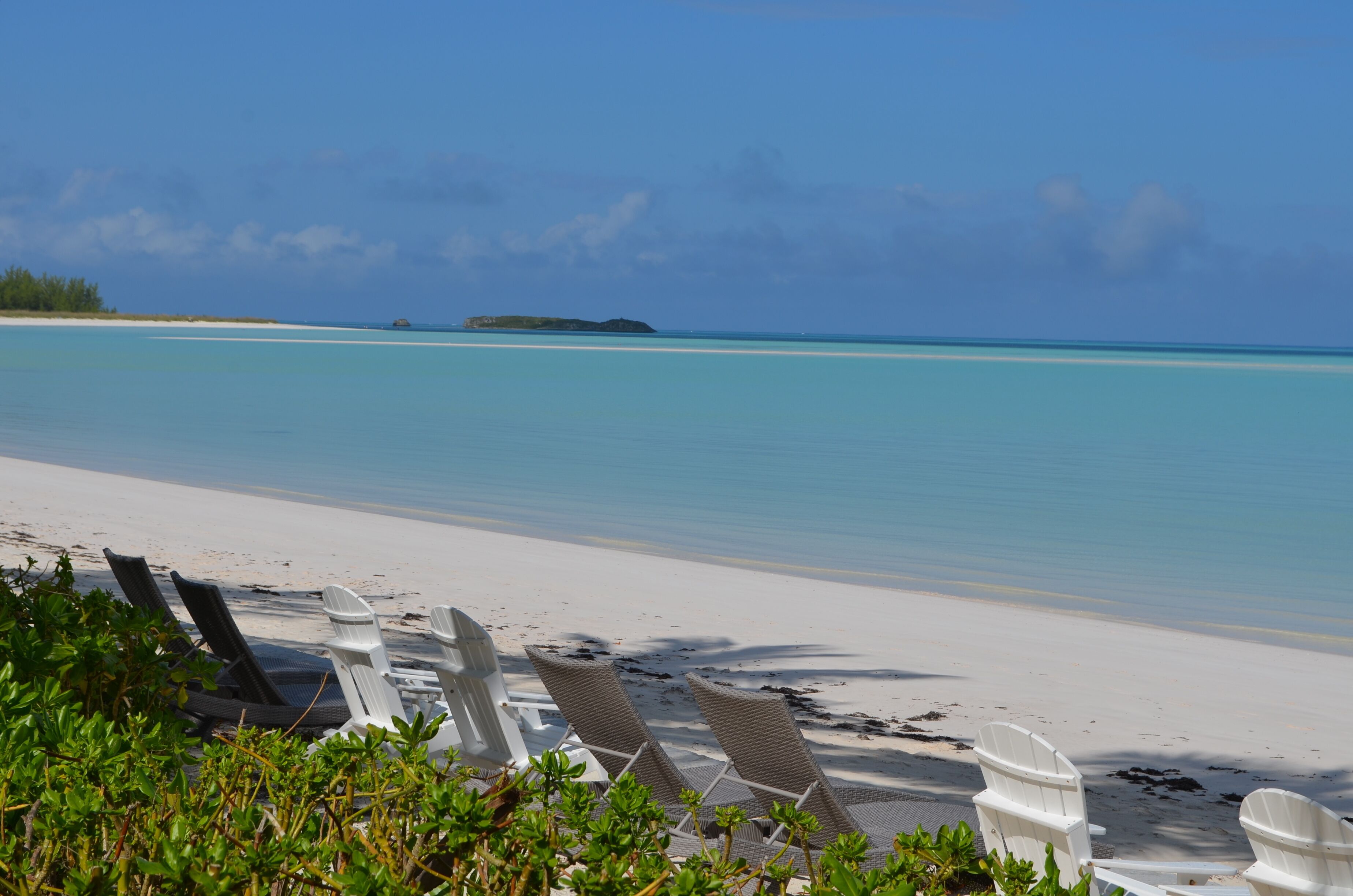 Sur la plage, chaise longue, serviettes de plage