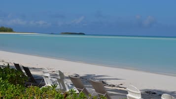 Plage, chaises longues, serviettes de plage