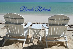 Plage, chaises longues, serviettes de plage
