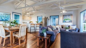 Un interno moderno con zona pranzo, cucina e soggiorno.