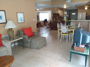 Smart-TV, DVD-Player, Bücher, Stereoanlage