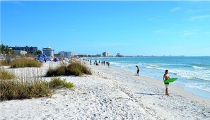 Chaises longues, serviettes de plage