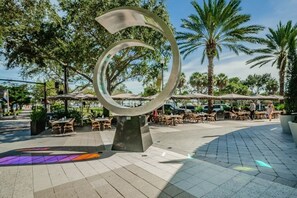 Outdoor dining - 755 40th Ave Pet Friendly Luxury St Petersburg Home (St Petersburg)