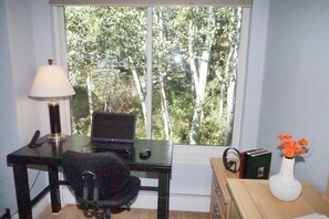 Fernseher, Kamin, Stereoanlage