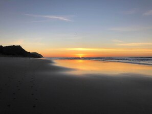Una playa cerca, sillas reclinables de playa, toallas de playa