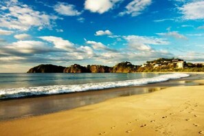 På stranden, solsenger og strandhåndklær