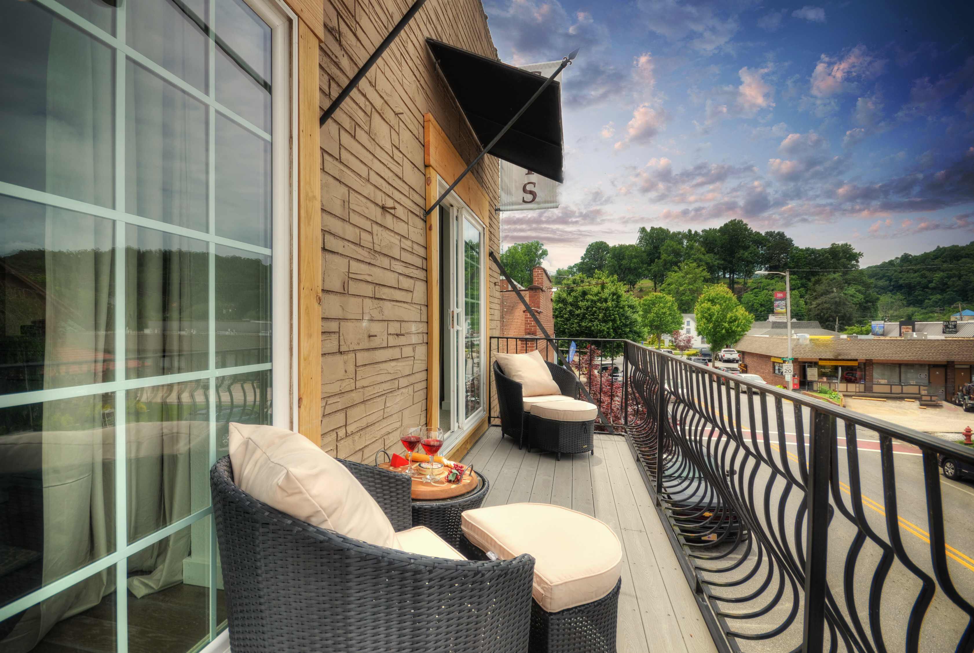 1 Chic Urban Suite Close to Restaurants, Shopping, Brewery, Winery, Outfitters